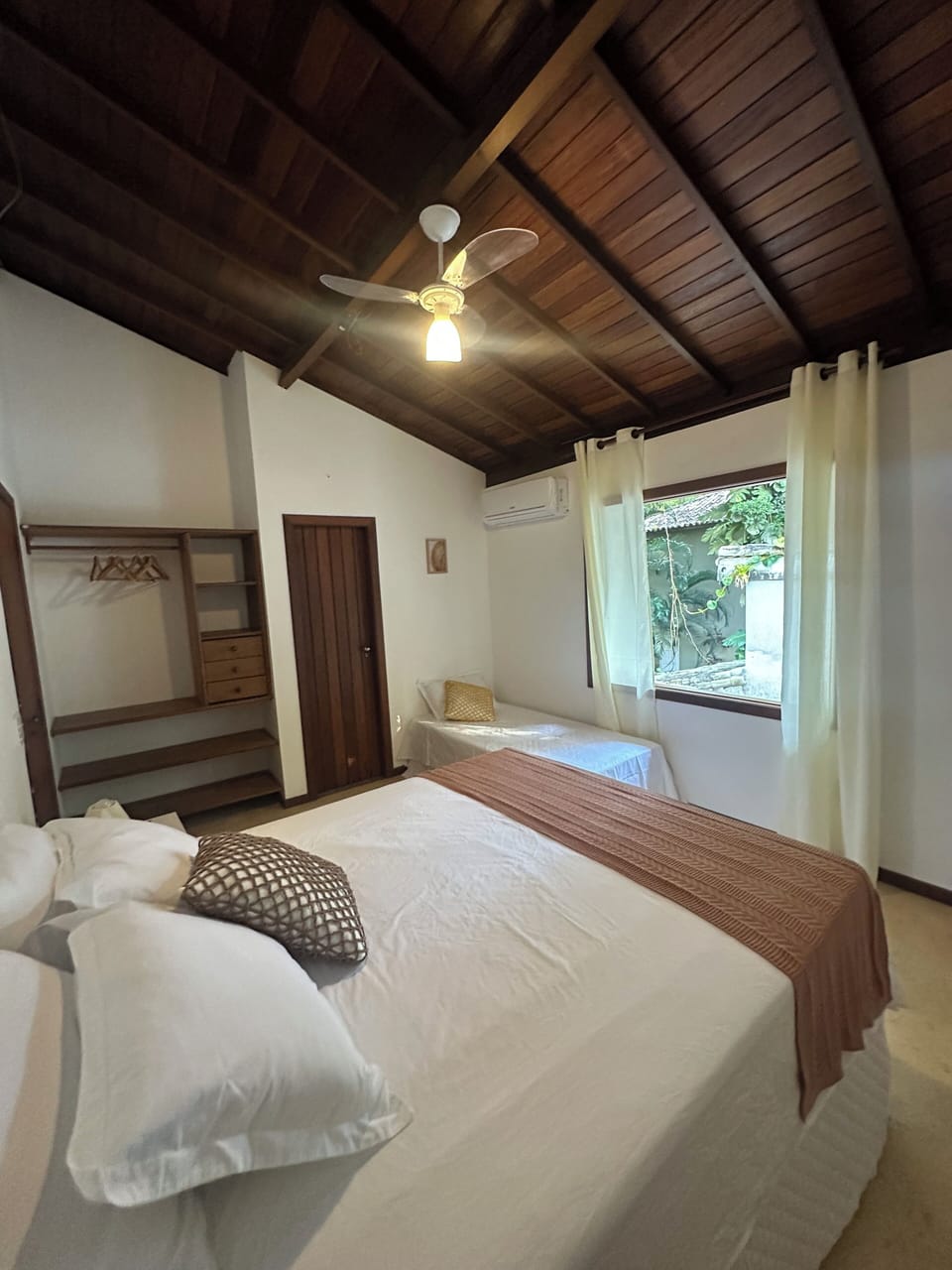 Luxury Quadruple Room | Bathroom | Shower, towels, soap, shampoo
