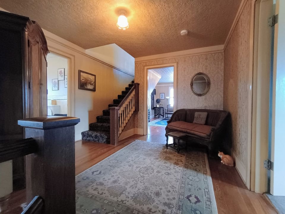 Landing 2nd floor