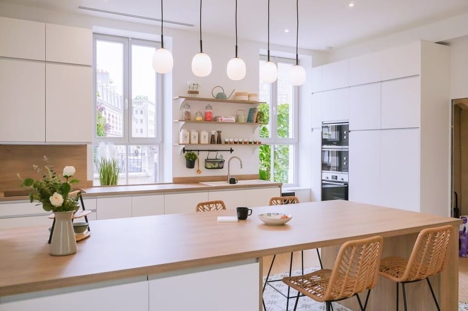 Full-size fridge, microwave, stovetop, dishwasher