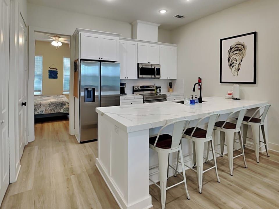 Full Kitchen - Countertop Seating For 4