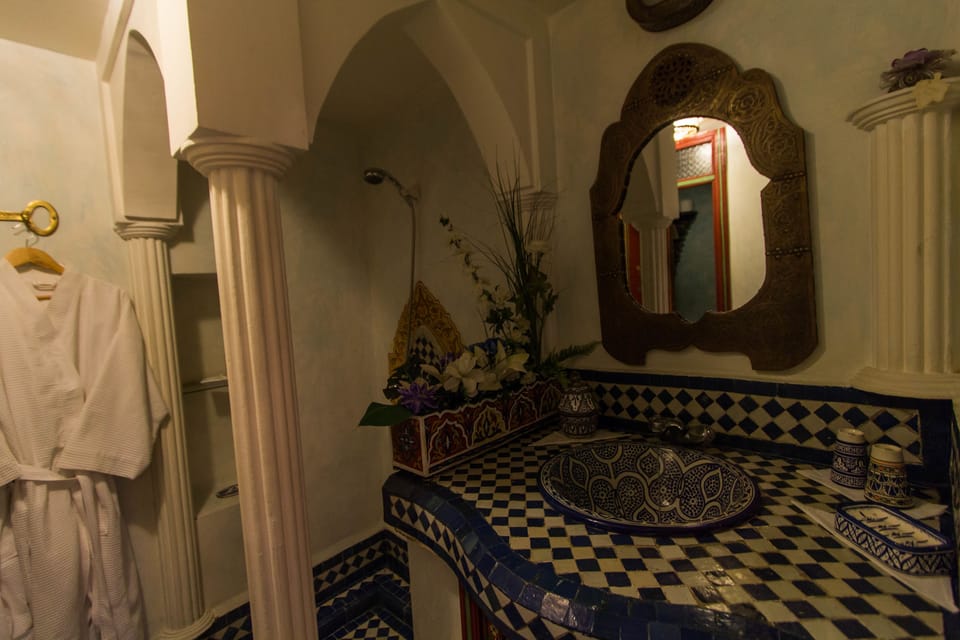 Suite (Suite Massria) | Bathroom | Free toiletries, hair dryer, bathrobes, towels