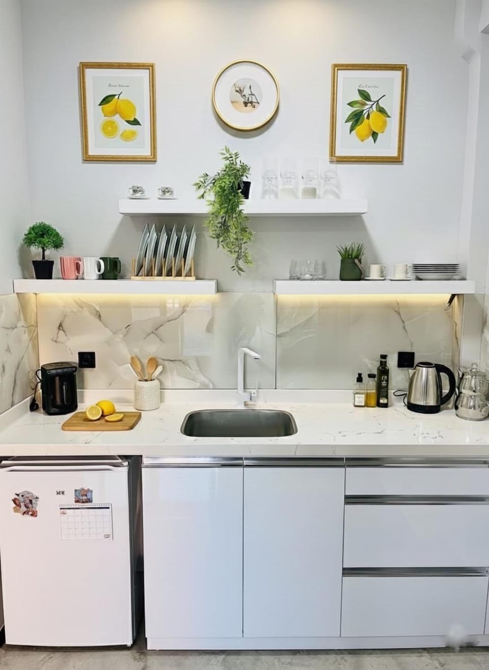 Deluxe Suite | Private kitchen | Mini-fridge, stovetop, coffee/tea maker, electric kettle