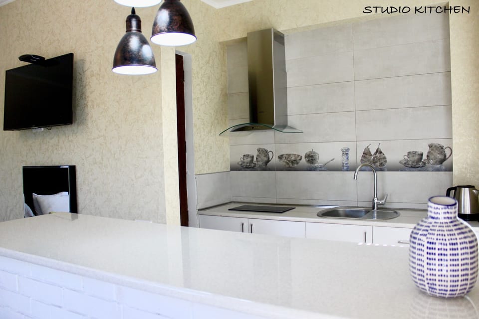 Deluxe Studio Suite, 1 Bedroom, City View | Private kitchenette | Coffee/tea maker, electric kettle