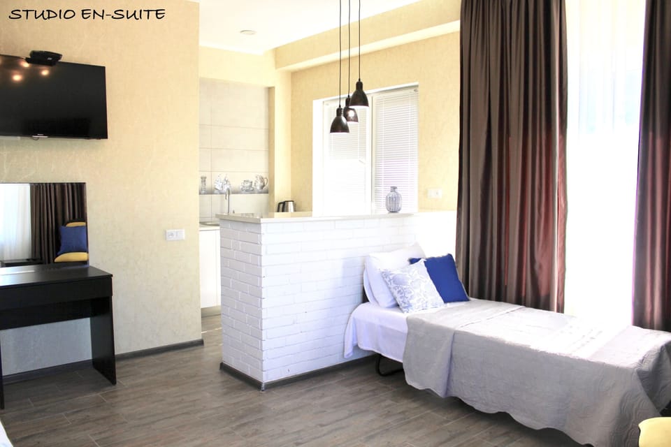 Deluxe Studio Suite, 1 Bedroom, City View | Room amenity