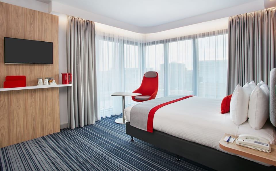 Premium bedding, in-room safe, desk, blackout drapes