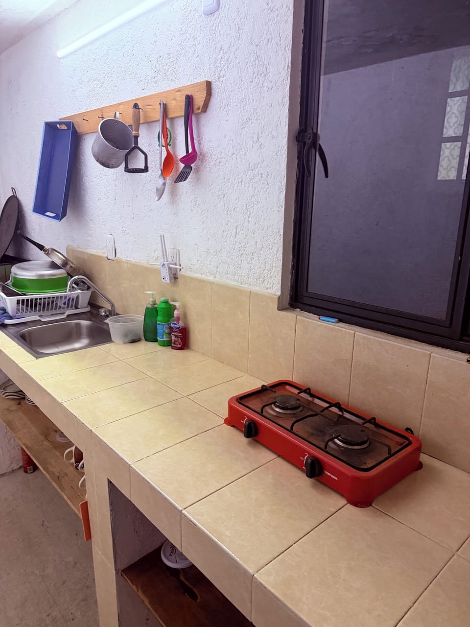 Stovetop, cookware/dishes/utensils, dining tables, kitchen islands