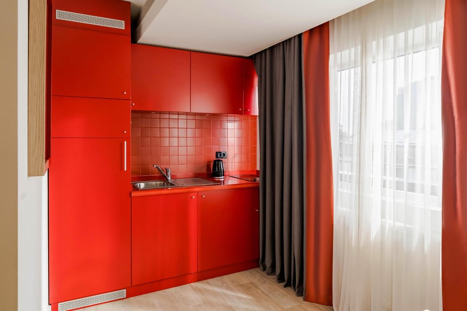 Apartment, Balcony (Studio) | Private kitchen | Coffee/tea maker, electric kettle
