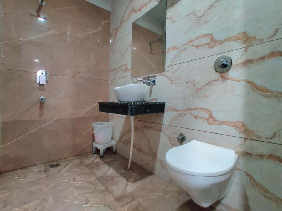 Deluxe Room, City View | Bathroom | Free toiletries, slippers, towels, soap