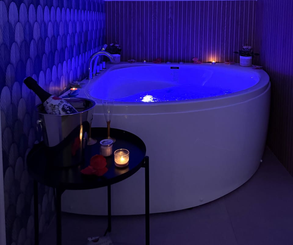 Luxury Suite | Egyptian cotton sheets, premium bedding, pillowtop beds, minibar