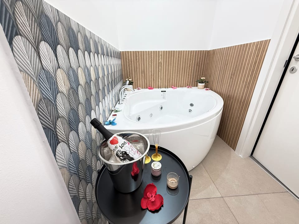 Luxury Suite | Egyptian cotton sheets, premium bedding, pillowtop beds, minibar