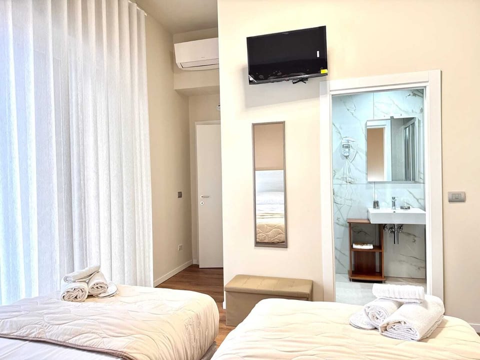 Deluxe Double or Twin Room, Balcony | Egyptian cotton sheets, premium bedding, pillowtop beds, minibar