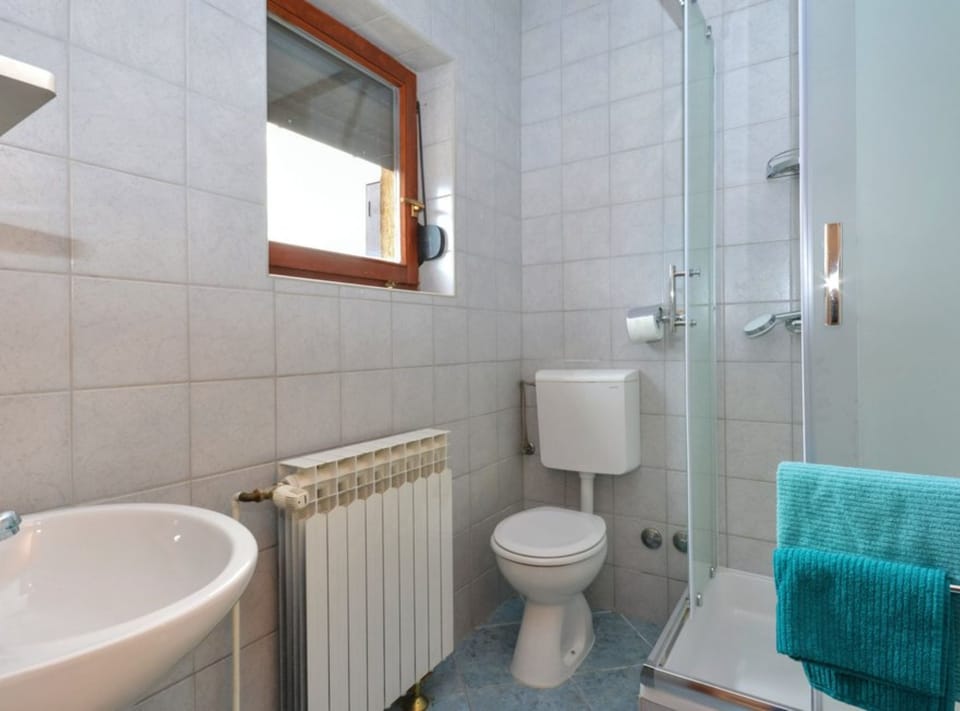 Twin Room (Twin Room With Balcony and Mountain V) | Bathroom | Shower, towels