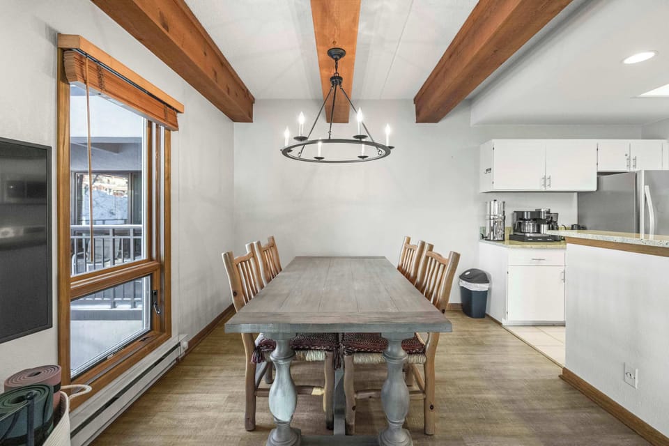 【Dining Area】 Seats six — the kitchen is two steps to your right when it's time to plate up.