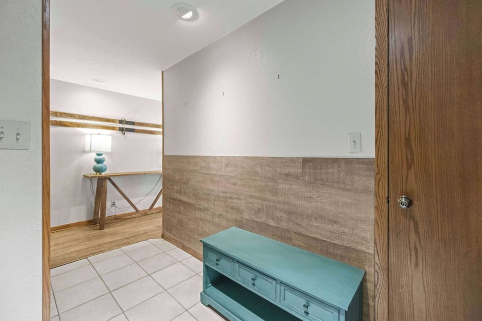 【Entry】 Drop ski boots and snowy jackets on the bench — bathroom and bedrooms are just through here.