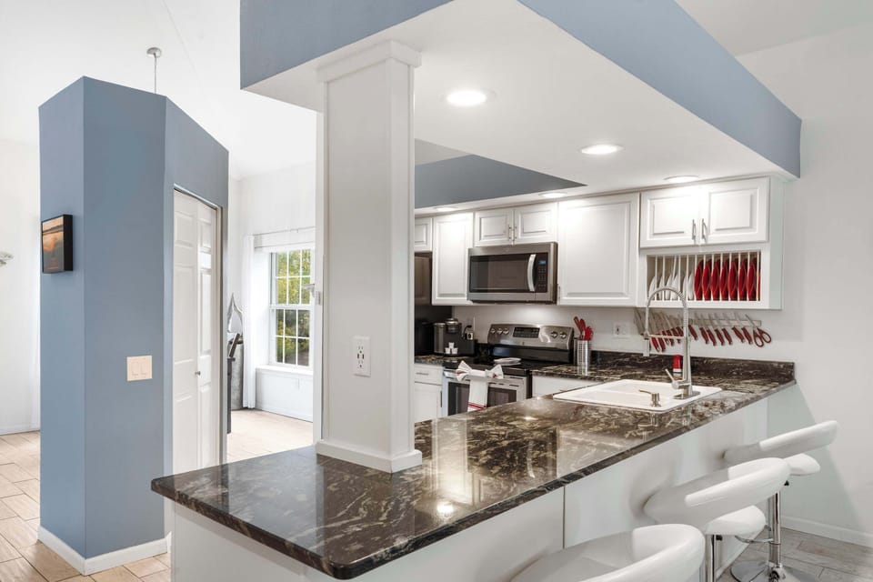 Condo, Multiple Beds, Balcony, Garden View (Vacay Getaway) | Private kitchen