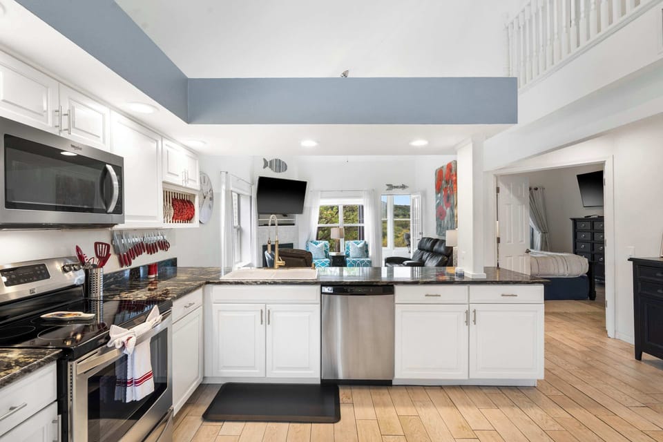 Condo, Multiple Beds, Balcony, Garden View (Vacay Getaway) | Private kitchen