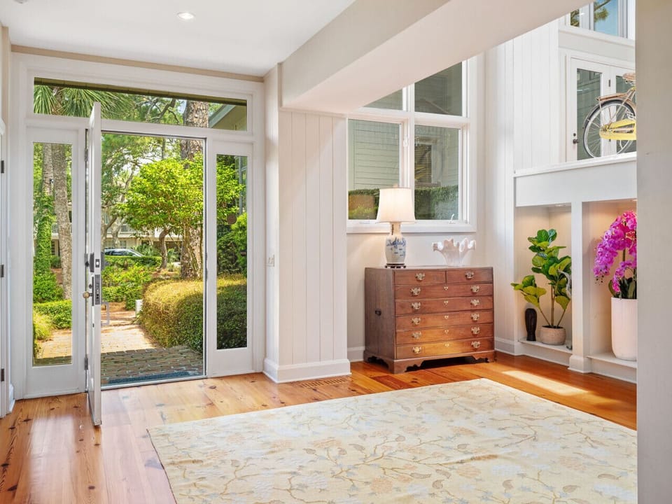 Inviting Foyer Designed for a Beautiful Arrival