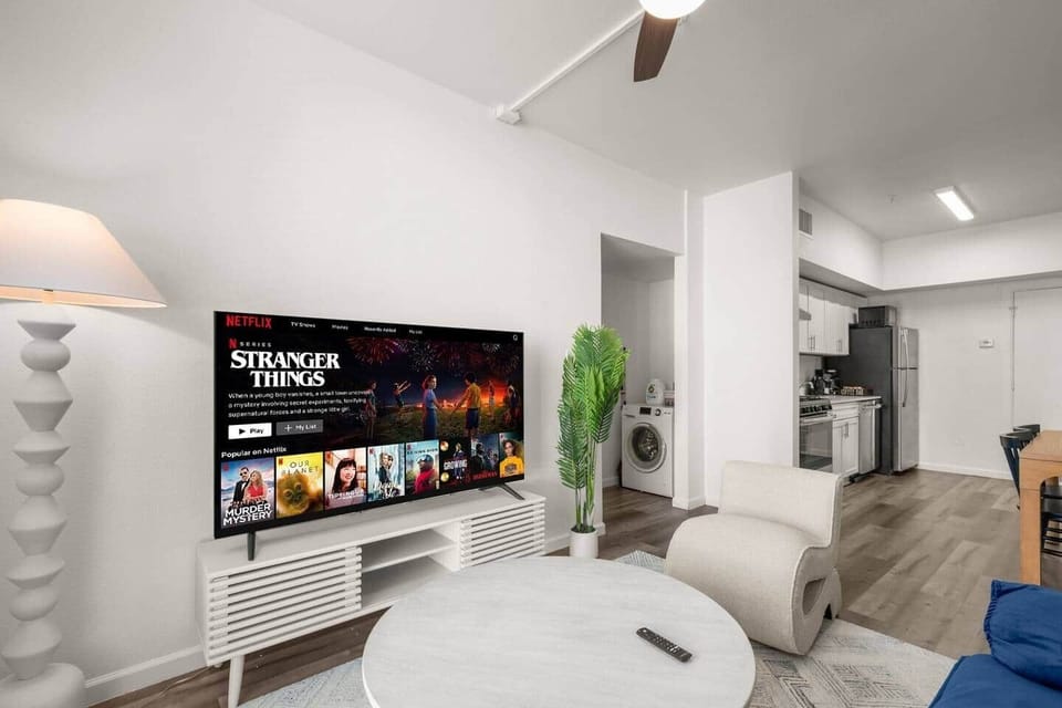 Your West Campus home away from home features an open-concept living space with a 65-inch smart TV & lightning-fast 1Gbps Wi-Fi. Cook in the full kitchen, catch up on laundry in-unit, then stream your favorites. Perfect for extended UT Austin stays.