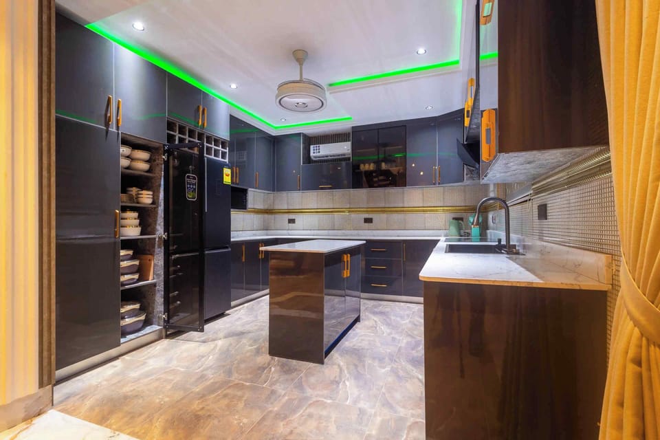 Executive Room | Shared kitchen | Mini-fridge, microwave, oven, stovetop