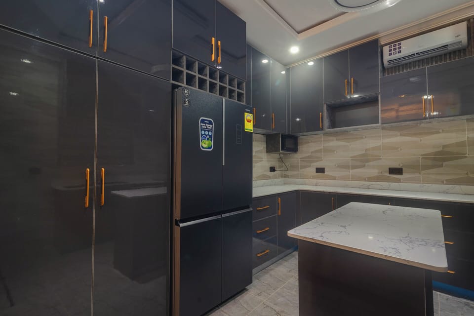 Standard Twin Room | Shared kitchen | Mini-fridge, microwave, oven, stovetop