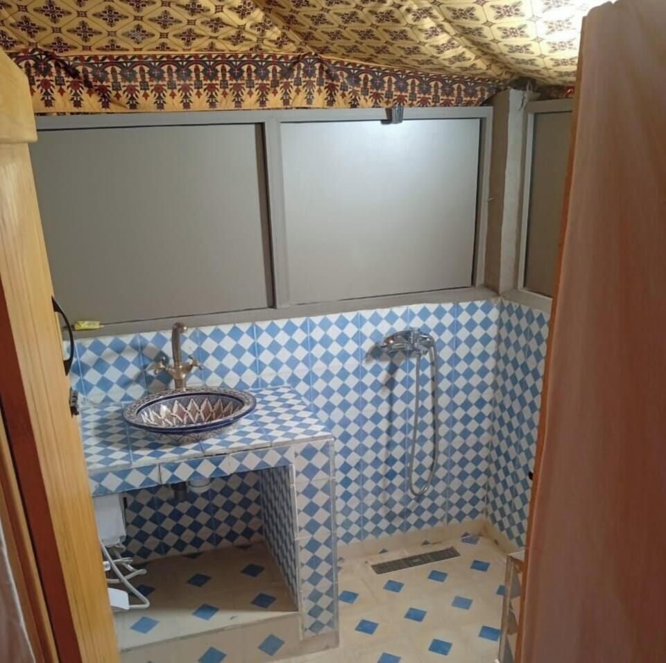 Luxury Quadruple Room, Desert View | Bathroom | Shower, towels, soap, shampoo