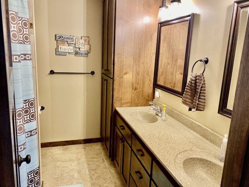 Double vanity sink in upstairs bathroom