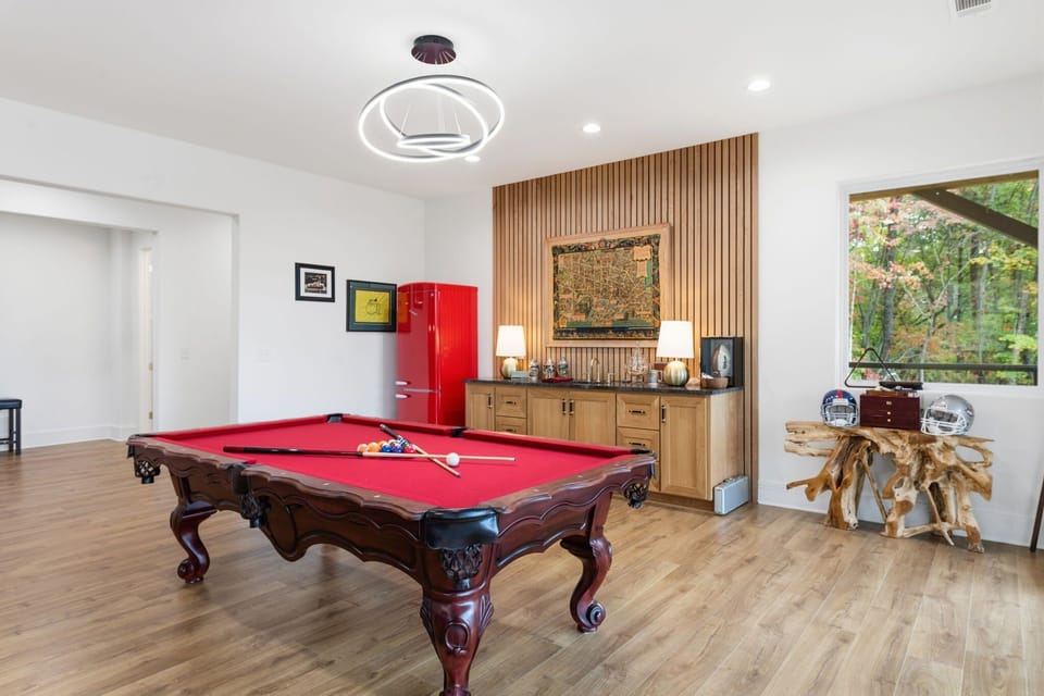 Challenge friends to a game of pool while enjoying drinks from the stylish bar just steps away.