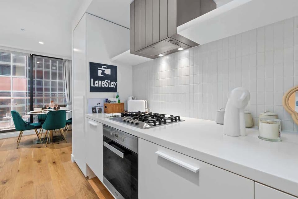 Full kitchen with basic essentials for cooking. 