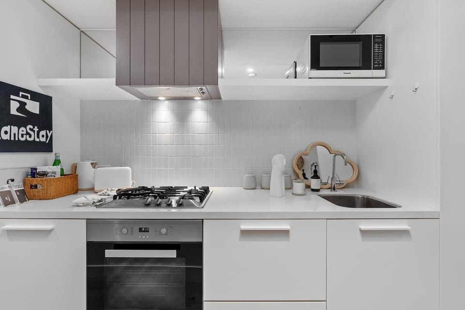 Fully equipped kitchen with Miele cook top, oven and dishwasher. 
All the dining and cooking essentials. 