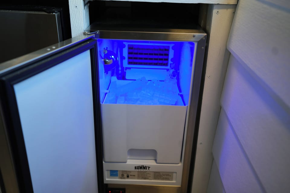 50lb capacity icemaker under pool bar