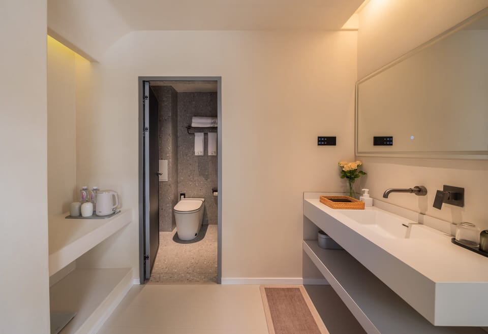 Standard Suite, Garden View | Bathroom | Rainfall showerhead, free toiletries, hair dryer, bathrobes