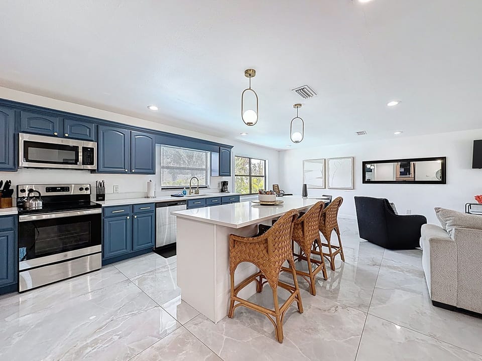 KITCHEN ISLAND/BAR