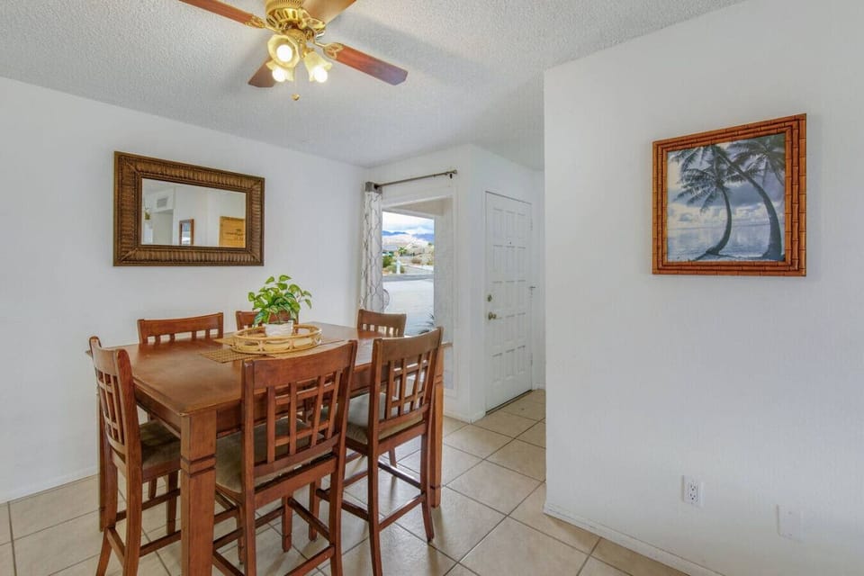 Dining area near entryway