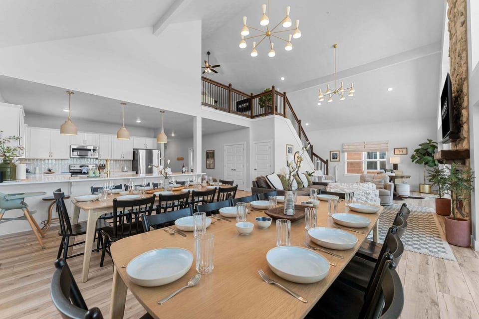 Plenty of Dining Space for Large Families and Groups!