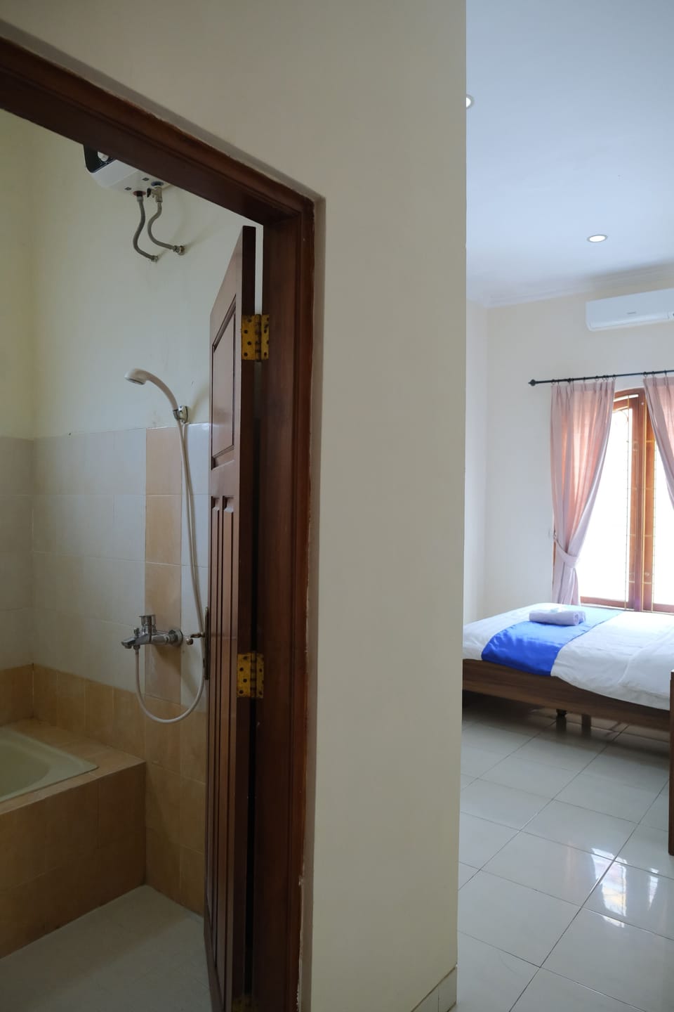 Deluxe Double Room | Bathroom | Towels, soap, shampoo, toilet paper