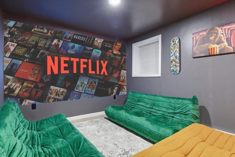 Configurable and cozy movie room for the whole gang