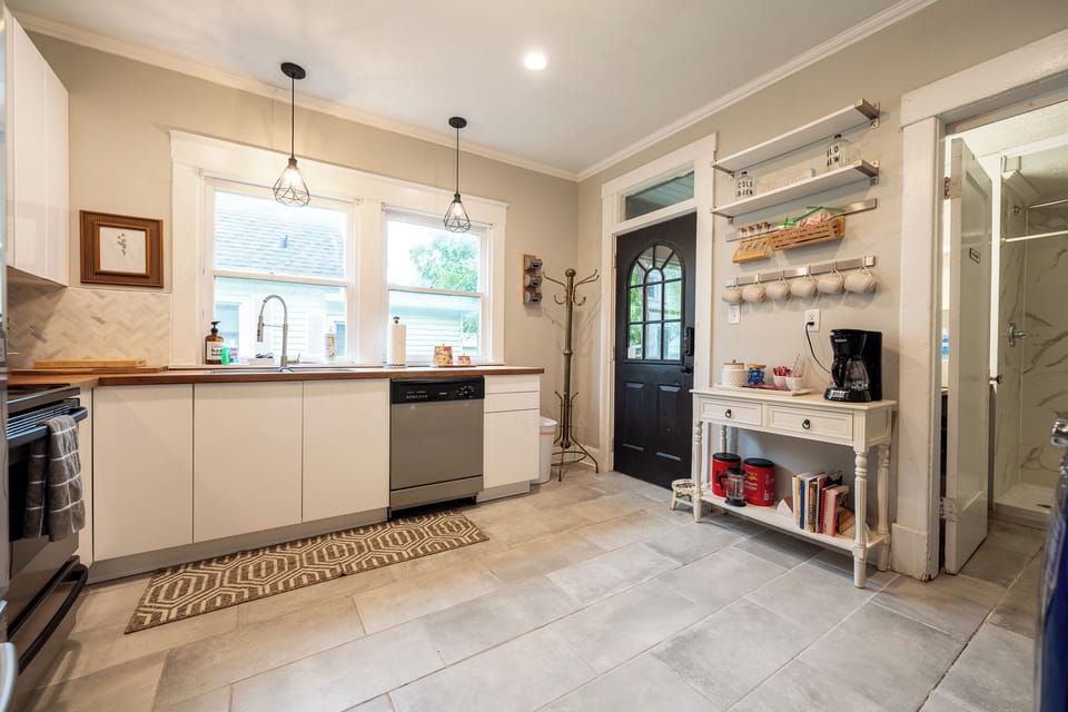 Family House, Balcony | Private kitchen | Toaster