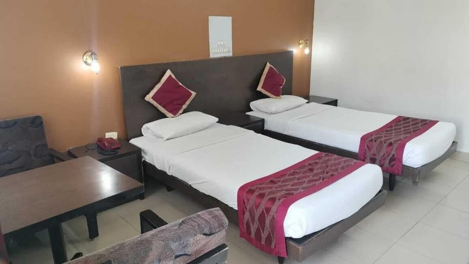 Deluxe Room | Rollaway beds, bed sheets