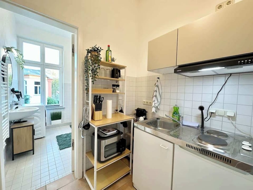 Die Küche verfügt über Besteck, Salz & Pfeffer, Schneidebretter, einen Kühlschrank einen Ninja Mini-Backofen. Es gibt eine Mikrowelle, zwei Herdplatten, einen Toaster sowie eine Kaffeemaschine und einen Wasserkocher etc.