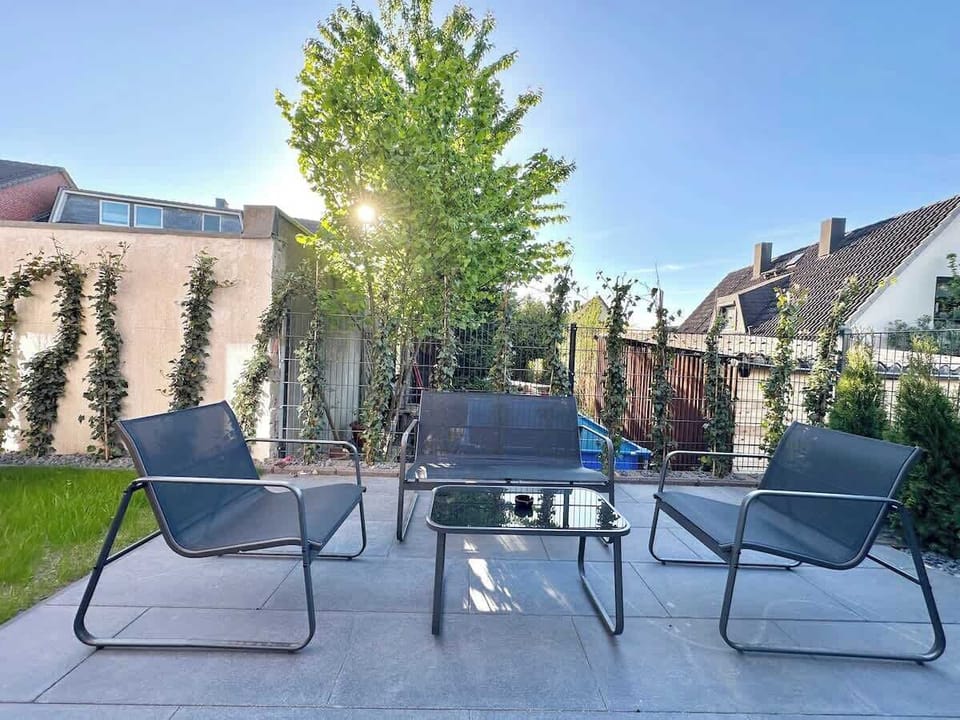 Die Terrasse bietet viel Platz und ist ideal für Sonnen-/ Luftliebhaber.
Ein Aschenbecher steht für Raucher zur Verfügung und die  Außenbeleuchtung sorgt für gemütliche Abende.