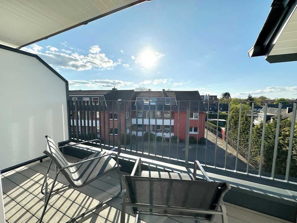 Die private und sonnige Terrasse ist direkt vom Schlafzimmer aus zugänglich und lädt dazu ein, den Tag mit der Mittagssonne zu beginnen oder laue Abende entspannt ausklingen zu lassen.