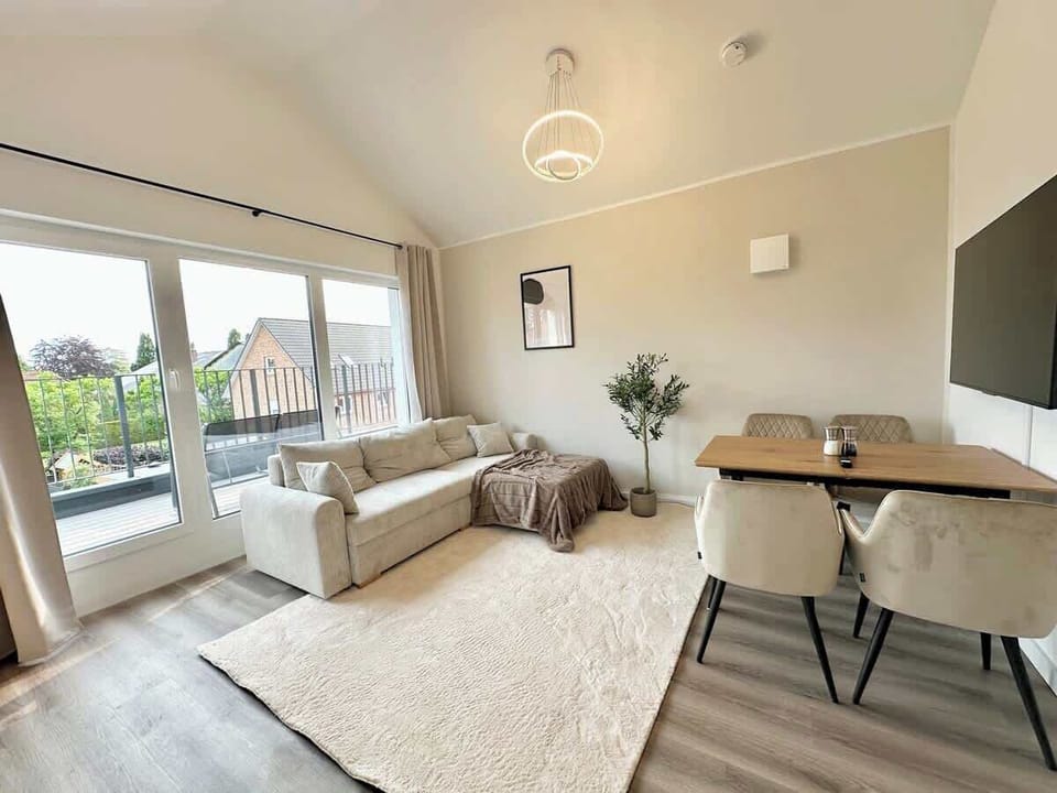 Modernes Wohnzimmer mit 50-Zoll-Smart-TV, gemütlichem Essbereich, einem flauschigem Teppich und einer großen Terrasse!