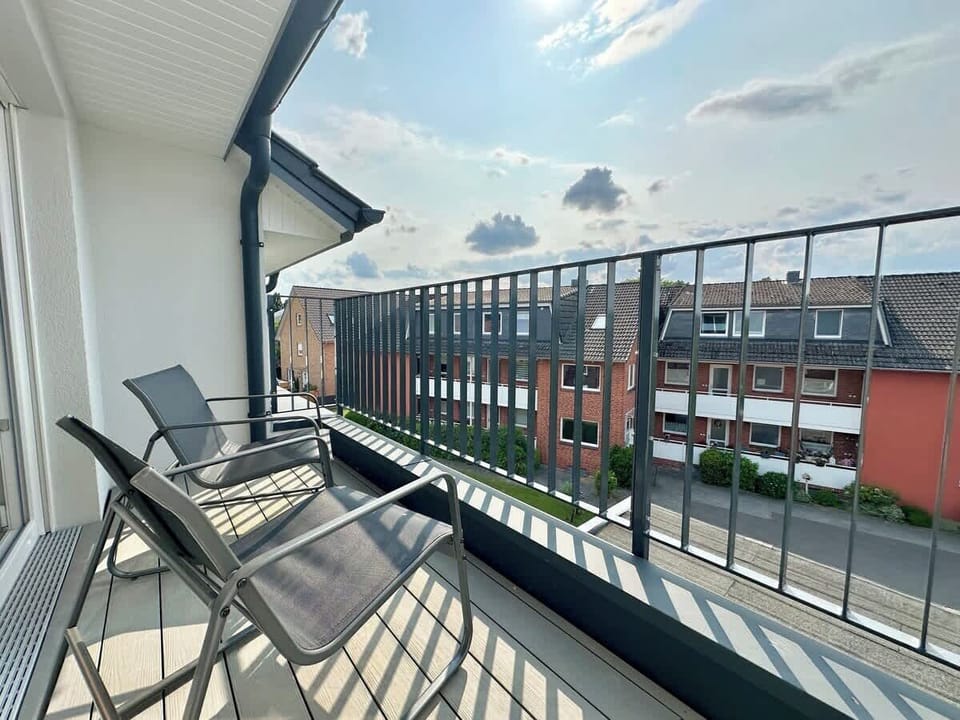 Die private und sonnige Terrasse ist direkt vom Schlafzimmer aus zugänglich und lädt dazu ein, den Tag mit der Mittagssonne zu beginnen oder laue Abende entspannt ausklingen zu lassen.