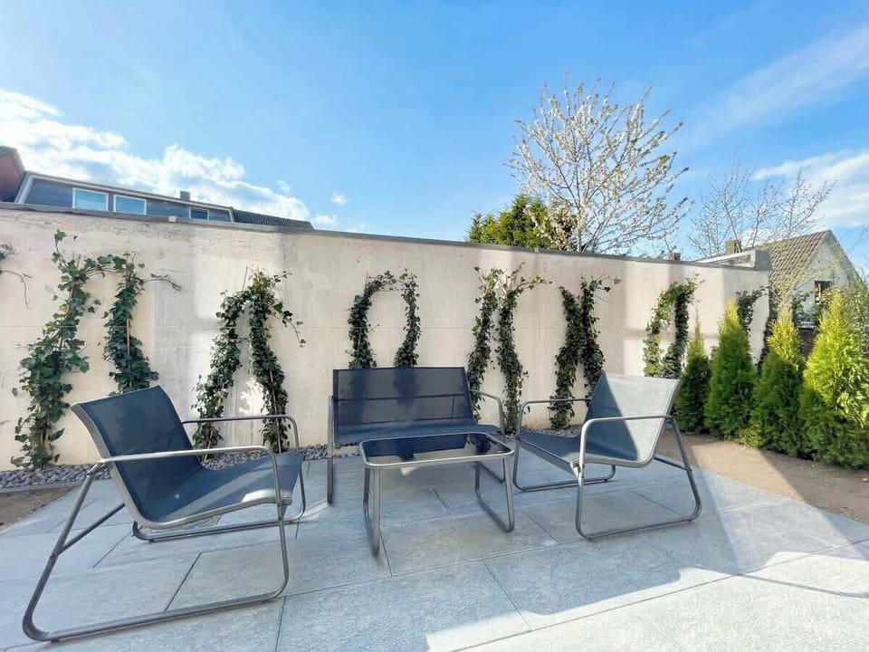 Die Terrasse bietet viel Platz und ist ideal für Sonnen-/ Luftliebhaber.
Ein Aschenbecher steht für Raucher zur Verfügung und die  Außenbeleuchtung sorgt für gemütliche Abende.