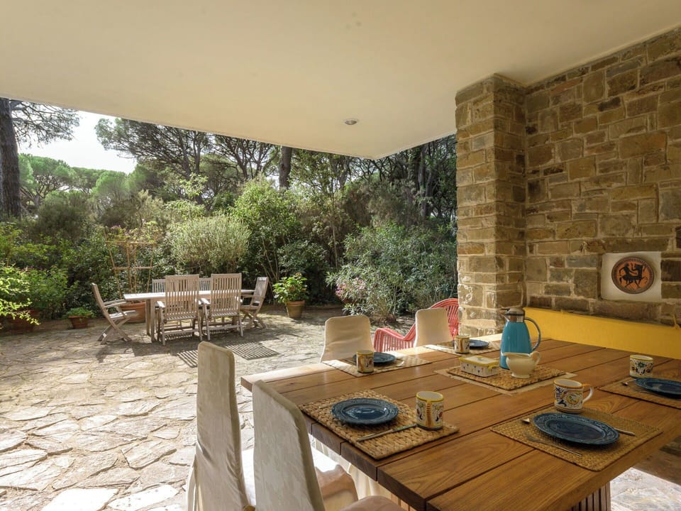 Furniture, Wall, Wood, Table, Chair, Kitchen & Dining Room Table, Flooring, Interior Design, Floor, Outdoor Furniture