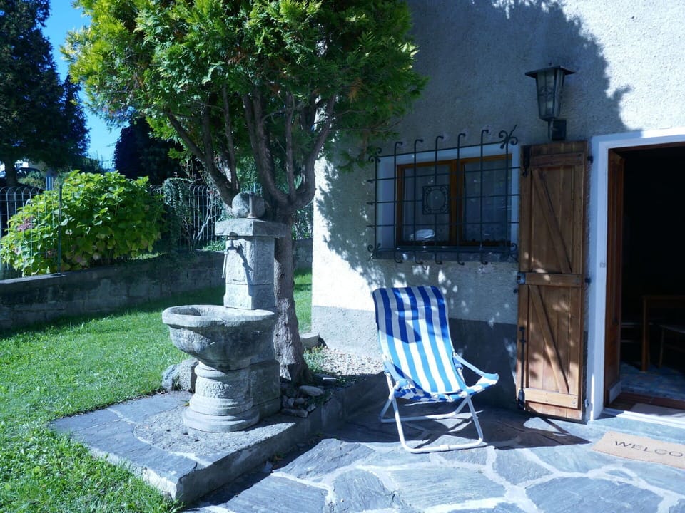 Garden, Outdoor Furniture, Flowerpot, Shade, Concrete, Landscaping, Flagstone, Yard, Backyard, Houseplant