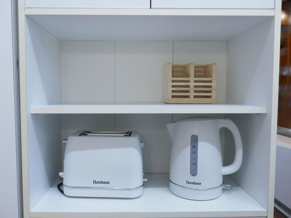 Kitchen Appliance, Shelving, Home Appliance, Small Appliance, Serveware, Machine, Shelf