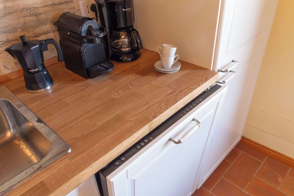 Tableware, Food, Kitchen Appliance, Kitchen, Ingredient, Countertop, Wood Stain, Serveware