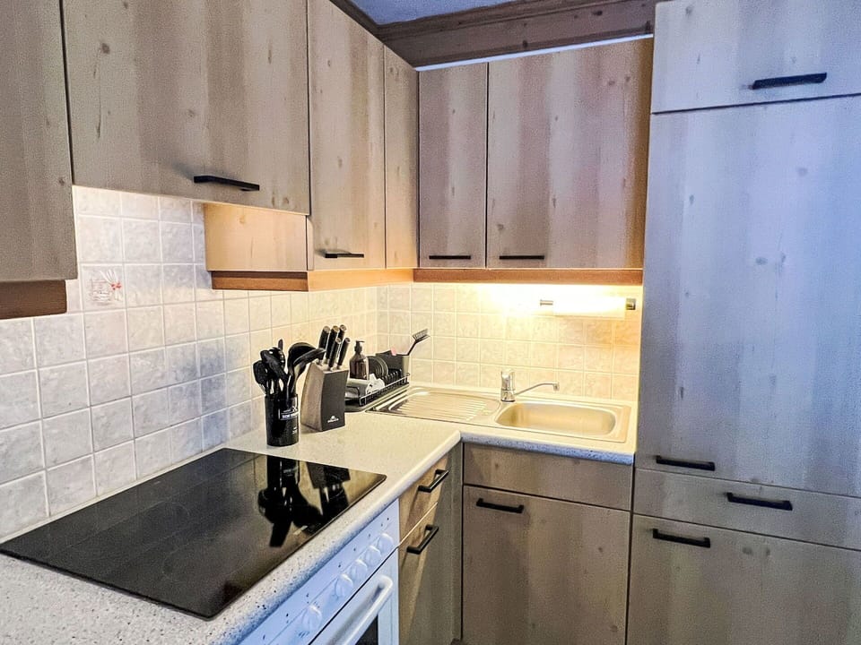 Countertop, Kitchen, Cabinetry, Kitchen Appliance, Kitchen Sink, Flooring, Wood, Major Appliance, Home Appliance, Furniture