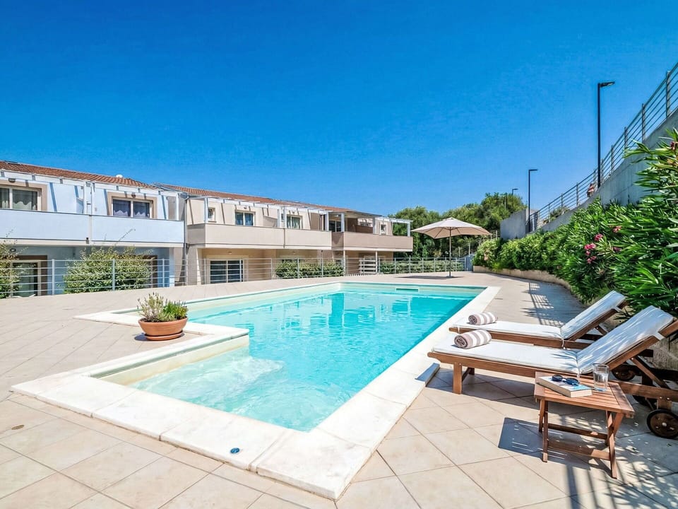 Apartment, Resort, Swimming Pool, Condominium, Eco Hotel, Outdoor Furniture, Hotel, Shade, Courtyard